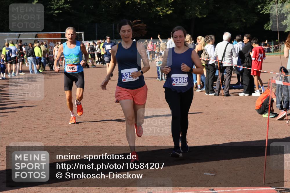27.09.2026 - 35. Volkslauf durch das schöne Alstertal Strokosch-Dieckow http://msf.ph/oto/10584207 27.09.2026 11:37:06 Ziel 1445, 3096, 3097, 3386, 3387 meine-sportfotos.de