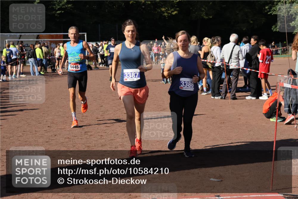 27.09.2026 - 35. Volkslauf durch das schöne Alstertal Strokosch-Dieckow http://msf.ph/oto/10584210 27.09.2026 11:37:06 Ziel 1445, 3096, 3097, 3386, 3387 meine-sportfotos.de