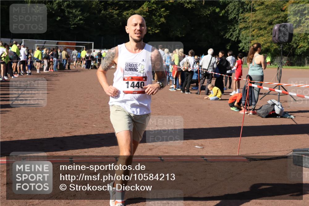 27.09.2026 - 35. Volkslauf durch das schöne Alstertal Strokosch-Dieckow http://msf.ph/oto/10584213 27.09.2026 11:39:36 Ziel 1438, 1440 meine-sportfotos.de