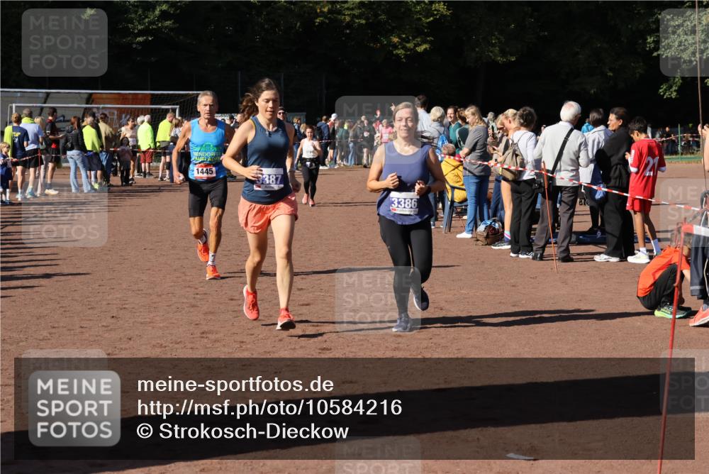 27.09.2026 - 35. Volkslauf durch das schöne Alstertal Strokosch-Dieckow http://msf.ph/oto/10584216 27.09.2026 11:37:05 Ziel 1445, 3096, 3097, 3386, 3387 meine-sportfotos.de