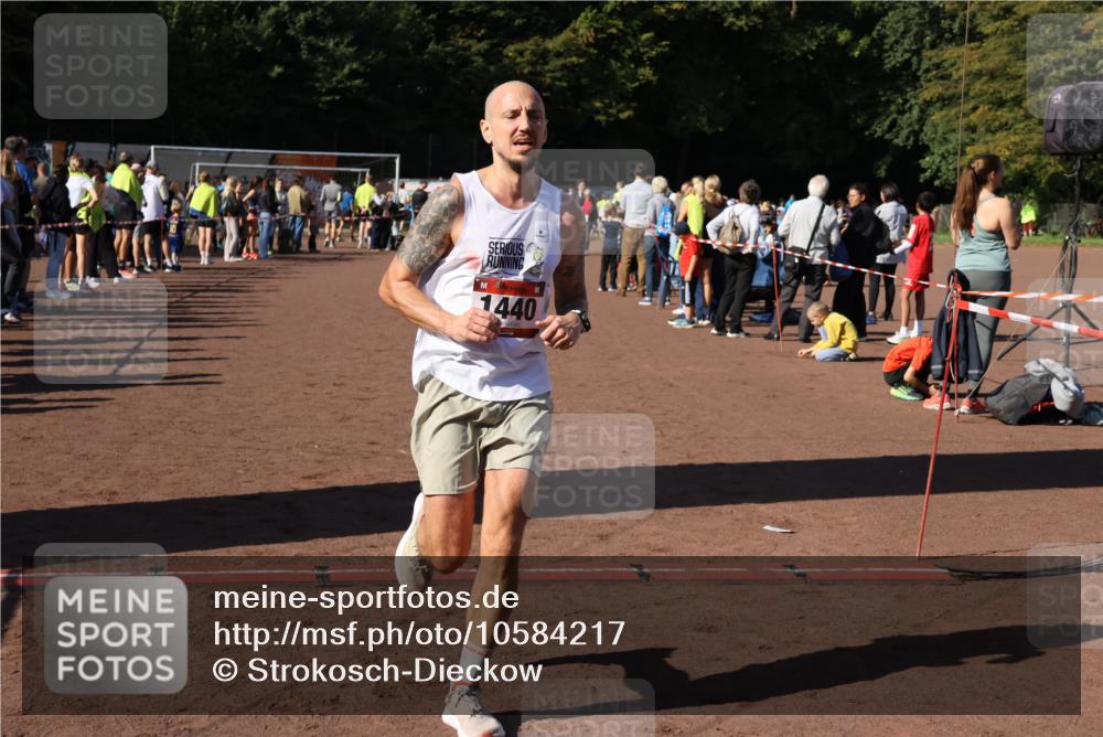 27.09.2026 - 35. Volkslauf durch das schöne Alstertal Strokosch-Dieckow http://msf.ph/oto/10584217 27.09.2026 11:39:36 Ziel 1438, 1440 meine-sportfotos.de