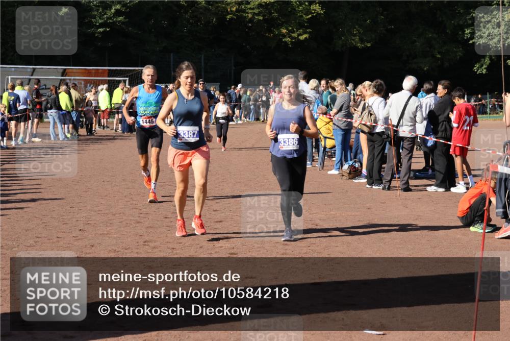 27.09.2026 - 35. Volkslauf durch das schöne Alstertal Strokosch-Dieckow http://msf.ph/oto/10584218 27.09.2026 11:37:05 Ziel 1445, 3096, 3097, 3386, 3387 meine-sportfotos.de