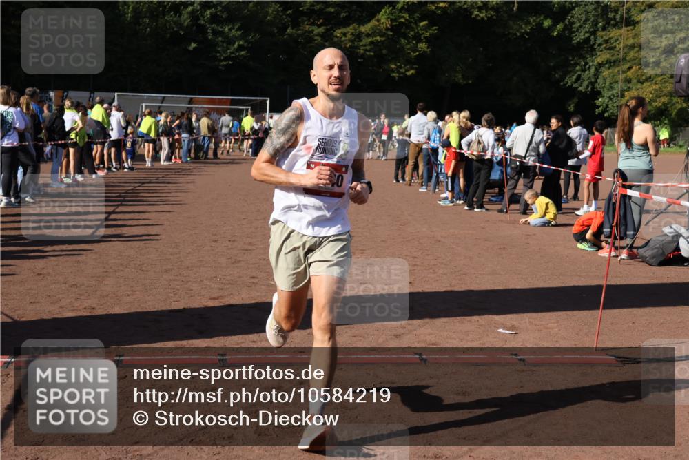27.09.2026 - 35. Volkslauf durch das schöne Alstertal Strokosch-Dieckow http://msf.ph/oto/10584219 27.09.2026 11:39:36 Ziel 1438, 1440 meine-sportfotos.de