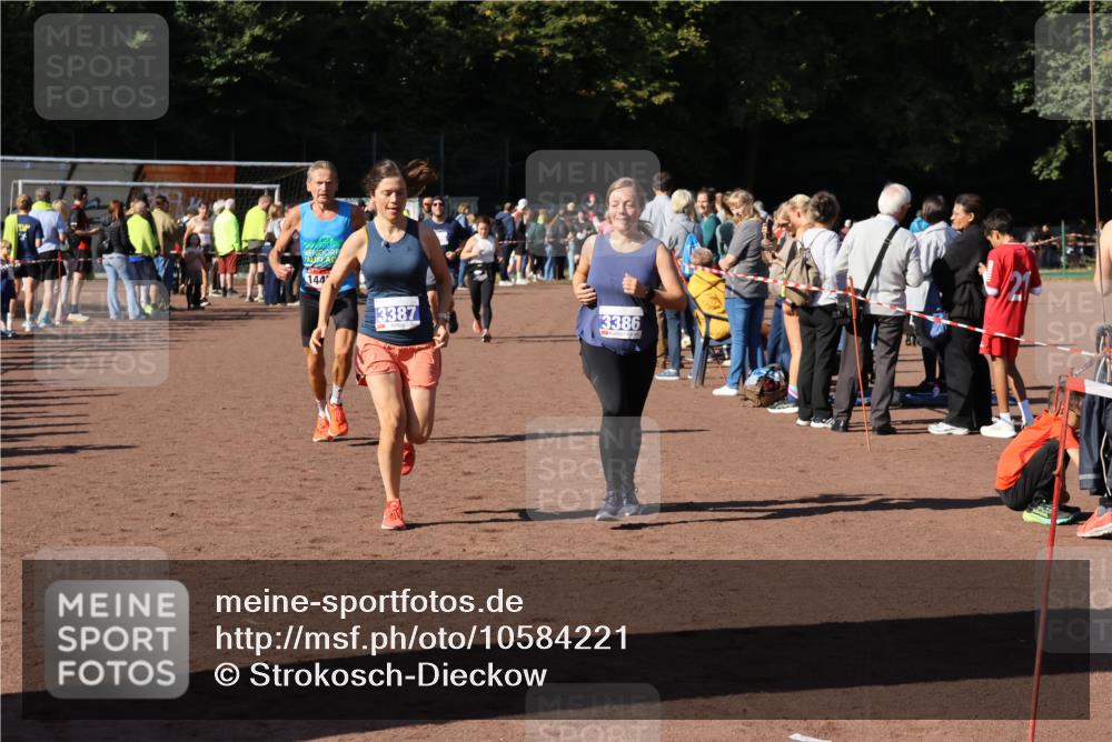 27.09.2026 - 35. Volkslauf durch das schöne Alstertal Strokosch-Dieckow http://msf.ph/oto/10584221 27.09.2026 11:37:05 Ziel 1445, 3096, 3097, 3386, 3387 meine-sportfotos.de