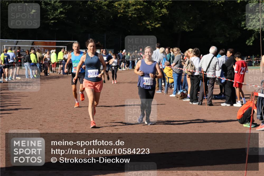 27.09.2026 - 35. Volkslauf durch das schöne Alstertal Strokosch-Dieckow http://msf.ph/oto/10584223 27.09.2026 11:37:05 Ziel 1445, 3096, 3097, 3386, 3387 meine-sportfotos.de