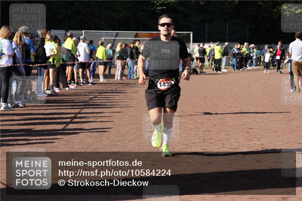 27.09.2026 - 35. Volkslauf durch das schöne Alstertal Strokosch-Dieckow http://msf.ph/oto/10584224 27.09.2026 11:39:33 Ziel 1438, 1440 meine-sportfotos.de