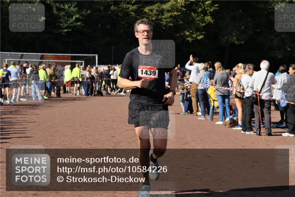27.09.2026 - 35. Volkslauf durch das schöne Alstertal Strokosch-Dieckow http://msf.ph/oto/10584226 27.09.2026 11:37:00 Ziel 1439, 1445, 3386, 3387 meine-sportfotos.de