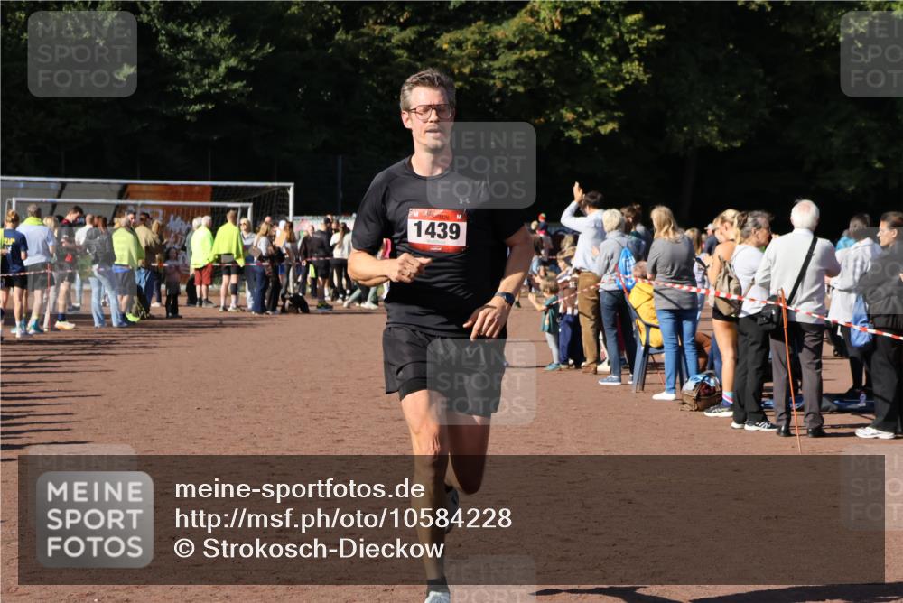 27.09.2026 - 35. Volkslauf durch das schöne Alstertal Strokosch-Dieckow http://msf.ph/oto/10584228 27.09.2026 11:37:00 Ziel 1439, 1445, 3386, 3387 meine-sportfotos.de
