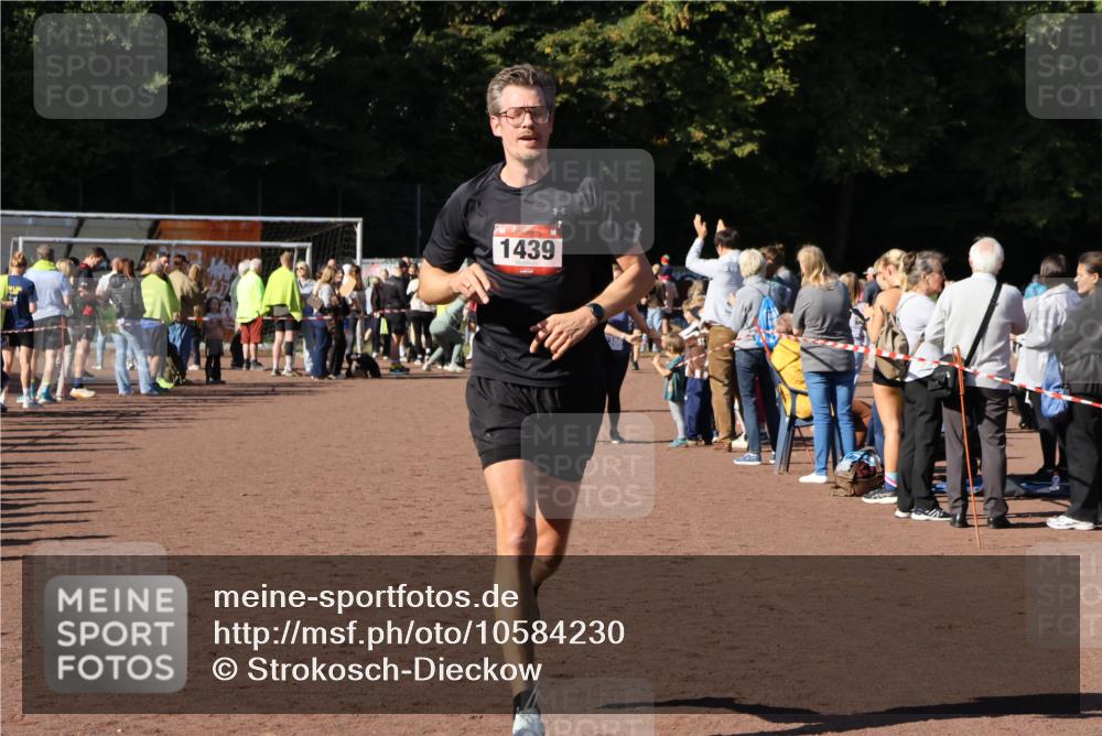 27.09.2026 - 35. Volkslauf durch das schöne Alstertal Strokosch-Dieckow http://msf.ph/oto/10584230 27.09.2026 11:36:59 Ziel 1439, 3386, 3387 meine-sportfotos.de