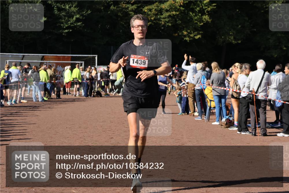 27.09.2026 - 35. Volkslauf durch das schöne Alstertal Strokosch-Dieckow http://msf.ph/oto/10584232 27.09.2026 11:36:59 Ziel 1439, 3386, 3387 meine-sportfotos.de