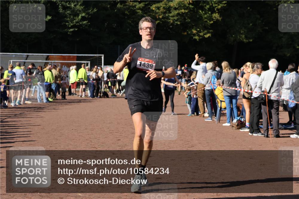 27.09.2026 - 35. Volkslauf durch das schöne Alstertal Strokosch-Dieckow http://msf.ph/oto/10584234 27.09.2026 11:36:59 Ziel 1439, 3386, 3387 meine-sportfotos.de
