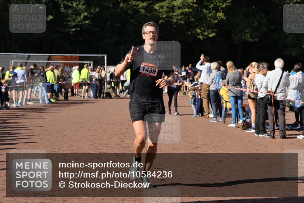 27.09.2026 - 35. Volkslauf durch das schöne Alstertal Strokosch-Dieckow http://msf.ph/oto/10584236 27.09.2026 11:36:59 Ziel 1439, 3386, 3387 meine-sportfotos.de