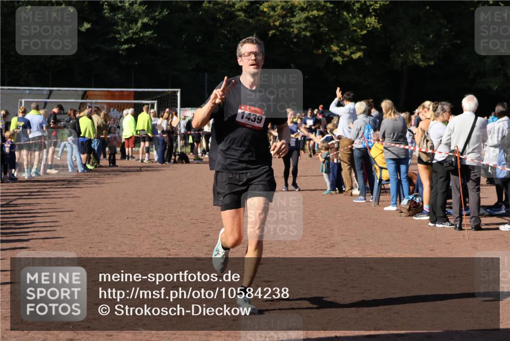 27.09.2026 - 35. Volkslauf durch das schöne Alstertal Strokosch-Dieckow http://msf.ph/oto/10584238 27.09.2026 11:36:59 Ziel 1439, 3386, 3387 meine-sportfotos.de