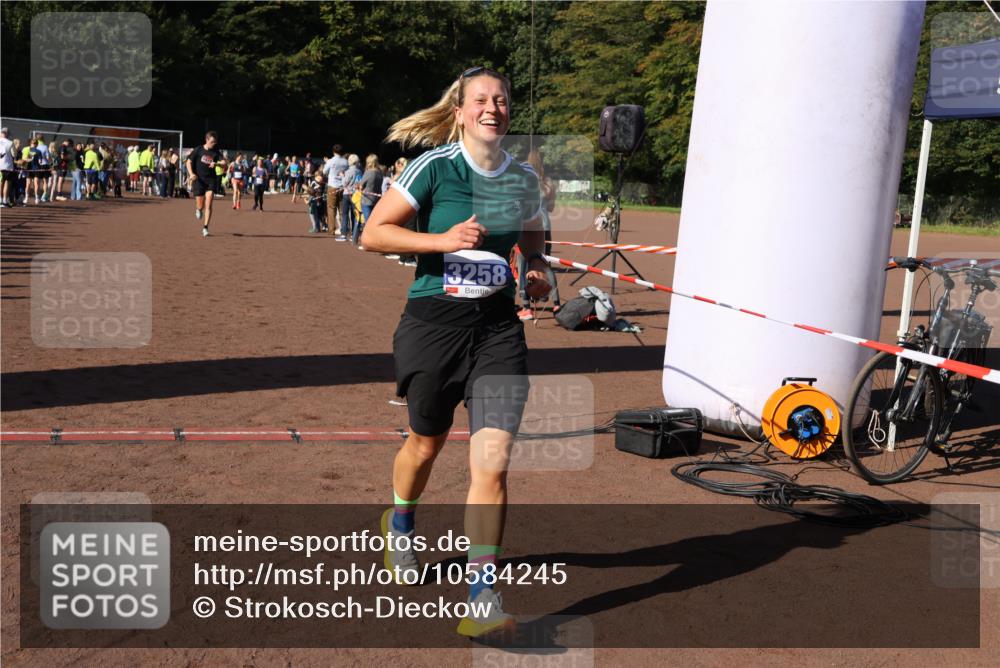 27.09.2026 - 35. Volkslauf durch das schöne Alstertal Strokosch-Dieckow http://msf.ph/oto/10584245 27.09.2026 11:36:56 Ziel 1439, 3258, 3332, 3963 meine-sportfotos.de