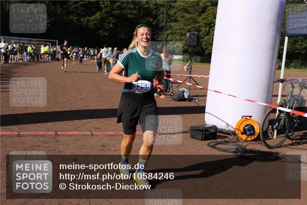 27.09.2026 - 35. Volkslauf durch das schöne Alstertal Strokosch-Dieckow http://msf.ph/oto/10584246 27.09.2026 11:36:56 Ziel 1439, 3258, 3332, 3963 meine-sportfotos.de