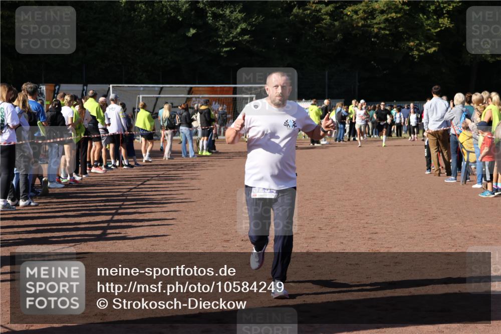 27.09.2026 - 35. Volkslauf durch das schöne Alstertal Strokosch-Dieckow http://msf.ph/oto/10584249 27.09.2026 11:39:25 Ziel 1438, 3294 meine-sportfotos.de