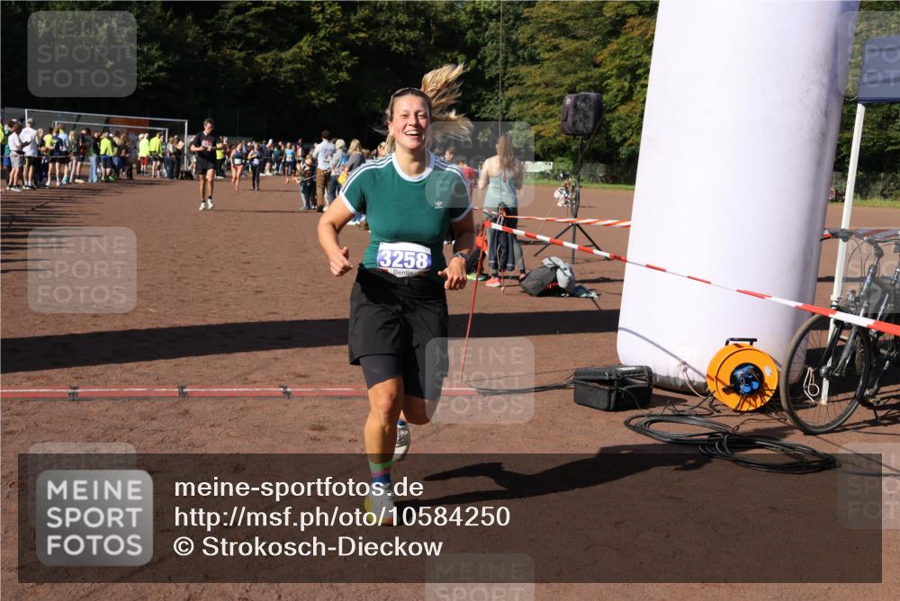27.09.2026 - 35. Volkslauf durch das schöne Alstertal Strokosch-Dieckow http://msf.ph/oto/10584250 27.09.2026 11:36:55 Ziel 1439, 3258, 3332, 3963 meine-sportfotos.de