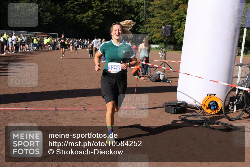 27.09.2026 - 35. Volkslauf durch das schöne Alstertal Strokosch-Dieckow http://msf.ph/oto/10584252 27.09.2026 11:36:55 Ziel 1439, 3258, 3332, 3963 meine-sportfotos.de