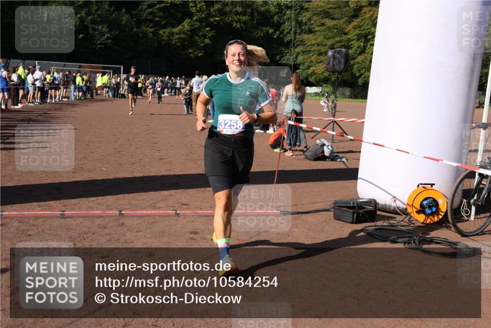27.09.2026 - 35. Volkslauf durch das schöne Alstertal Strokosch-Dieckow http://msf.ph/oto/10584254 27.09.2026 11:36:55 Ziel 1439, 3258, 3332, 3963 meine-sportfotos.de