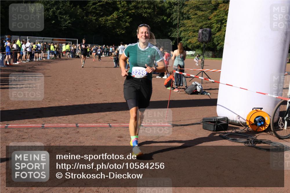 27.09.2026 - 35. Volkslauf durch das schöne Alstertal Strokosch-Dieckow http://msf.ph/oto/10584256 27.09.2026 11:36:55 Ziel 1439, 3258, 3332, 3963 meine-sportfotos.de