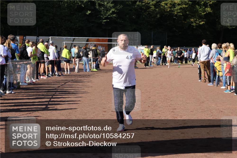 27.09.2026 - 35. Volkslauf durch das schöne Alstertal Strokosch-Dieckow http://msf.ph/oto/10584257 27.09.2026 11:39:24 Ziel 3294 meine-sportfotos.de