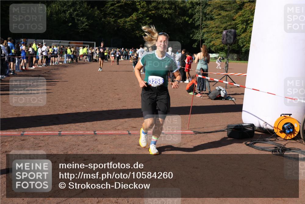 27.09.2026 - 35. Volkslauf durch das schöne Alstertal Strokosch-Dieckow http://msf.ph/oto/10584260 27.09.2026 11:36:55 Ziel 1439, 3258, 3332, 3963 meine-sportfotos.de