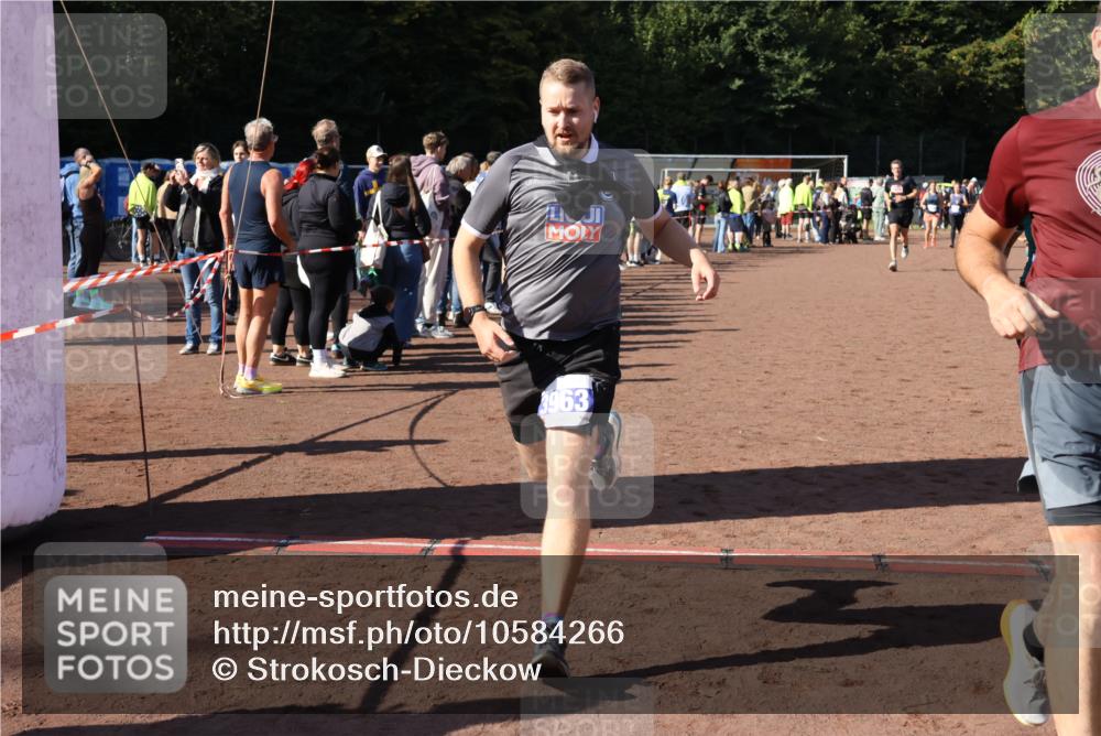 27.09.2026 - 35. Volkslauf durch das schöne Alstertal Strokosch-Dieckow http://msf.ph/oto/10584266 27.09.2026 11:36:54 Ziel 1439, 3258, 3332, 3963 meine-sportfotos.de
