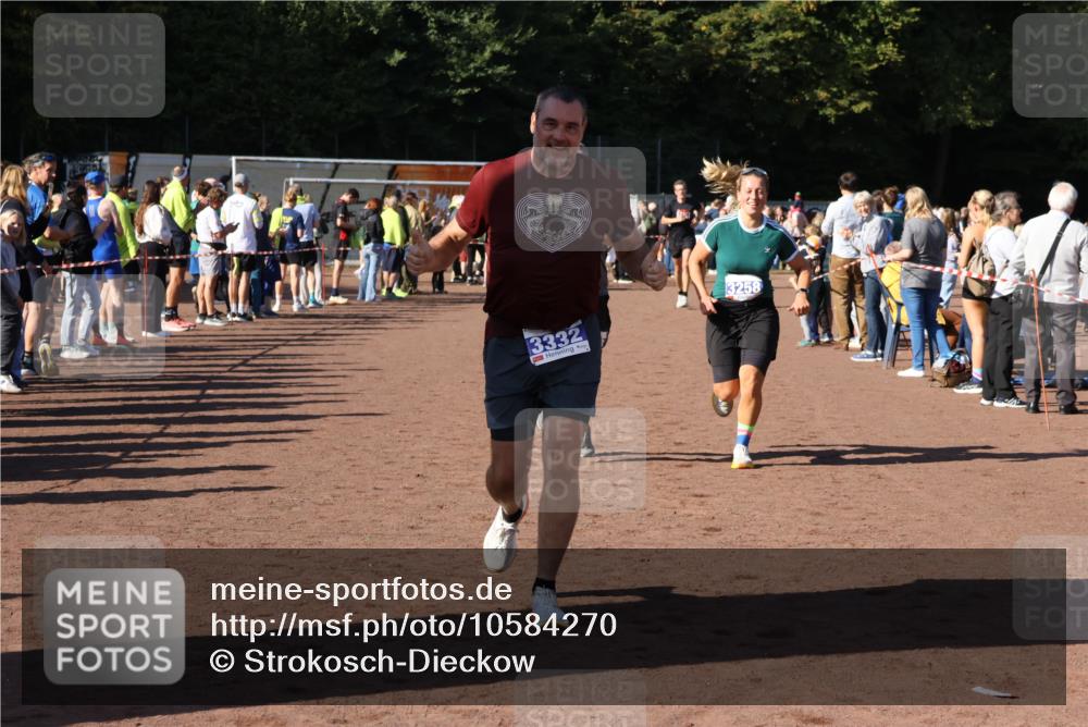 27.09.2026 - 35. Volkslauf durch das schöne Alstertal Strokosch-Dieckow http://msf.ph/oto/10584270 27.09.2026 11:36:52 Ziel 1439, 3258, 3259, 3332, 3963 meine-sportfotos.de