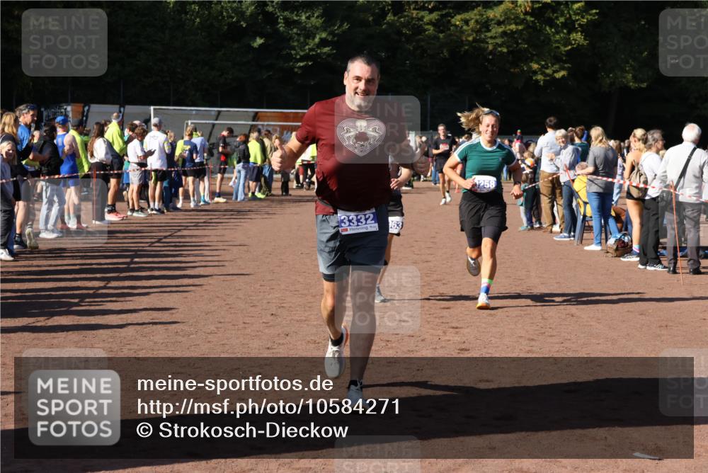 27.09.2026 - 35. Volkslauf durch das schöne Alstertal Strokosch-Dieckow http://msf.ph/oto/10584271 27.09.2026 11:36:52 Ziel 1439, 3258, 3259, 3332, 3963 meine-sportfotos.de