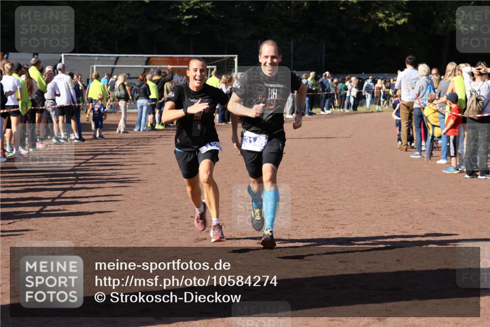27.09.2026 - 35. Volkslauf durch das schöne Alstertal Strokosch-Dieckow http://msf.ph/oto/10584274 27.09.2026 11:39:15 Ziel 1529, 3148, 3159 meine-sportfotos.de