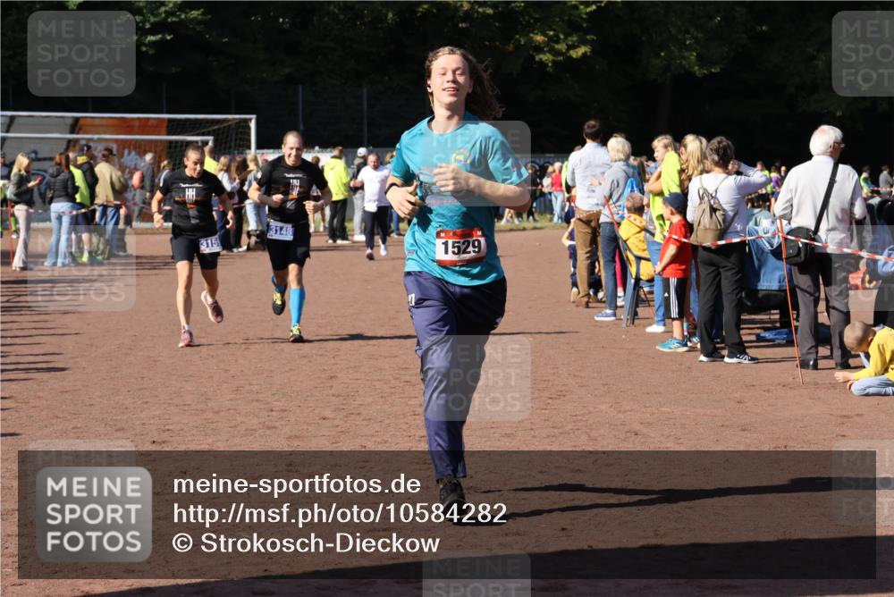 27.09.2026 - 35. Volkslauf durch das schöne Alstertal Strokosch-Dieckow http://msf.ph/oto/10584282 27.09.2026 11:39:12 Ziel 1529, 3148, 3159 meine-sportfotos.de