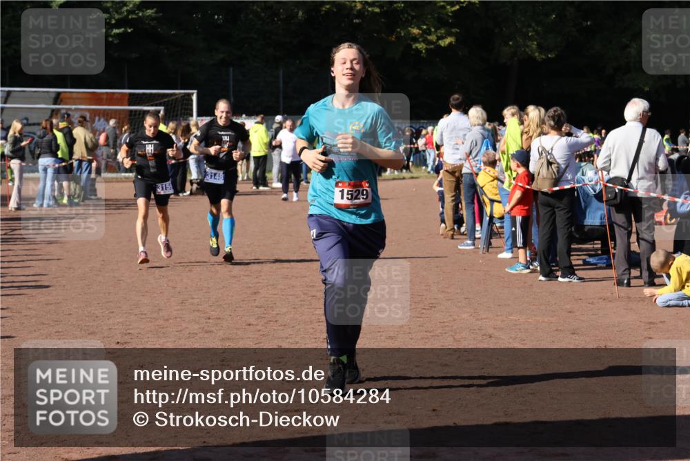 27.09.2026 - 35. Volkslauf durch das schöne Alstertal Strokosch-Dieckow http://msf.ph/oto/10584284 27.09.2026 11:39:12 Ziel 1529, 3148, 3159 meine-sportfotos.de