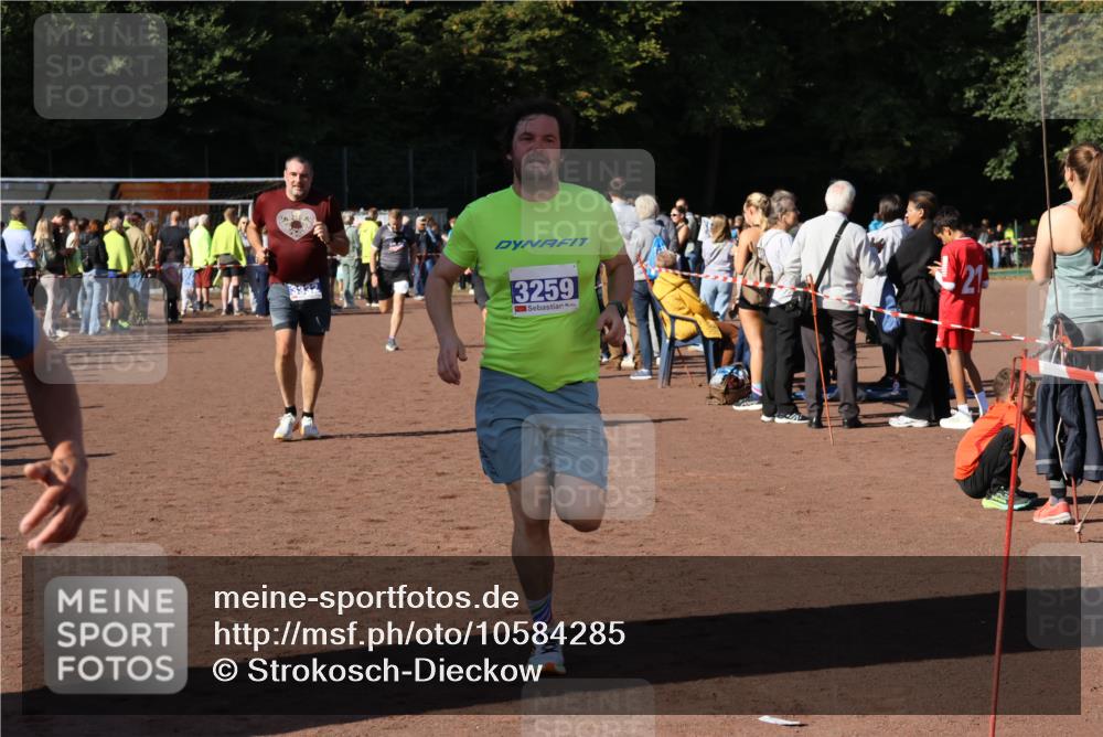 27.09.2026 - 35. Volkslauf durch das schöne Alstertal Strokosch-Dieckow http://msf.ph/oto/10584285 27.09.2026 11:36:48 Ziel 1448, 3258, 3259, 3332, 3963 meine-sportfotos.de