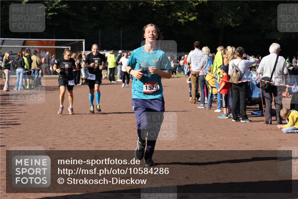 27.09.2026 - 35. Volkslauf durch das schöne Alstertal Strokosch-Dieckow http://msf.ph/oto/10584286 27.09.2026 11:39:12 Ziel 1529, 3148, 3159 meine-sportfotos.de
