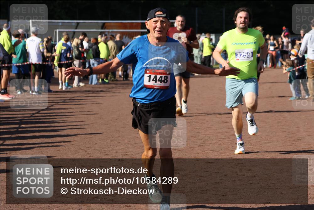27.09.2026 - 35. Volkslauf durch das schöne Alstertal Strokosch-Dieckow http://msf.ph/oto/10584289 27.09.2026 11:36:47 Ziel 1448, 3258, 3259, 3332, 3963 meine-sportfotos.de