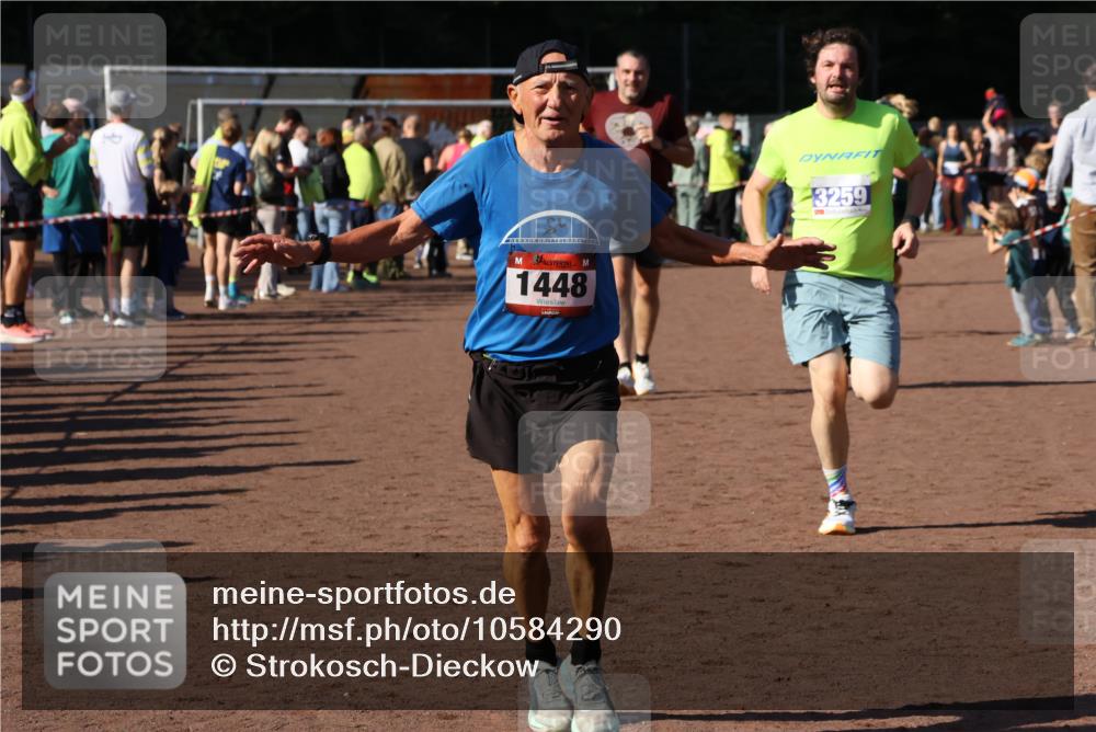 27.09.2026 - 35. Volkslauf durch das schöne Alstertal Strokosch-Dieckow http://msf.ph/oto/10584290 27.09.2026 11:36:47 Ziel 1448, 3258, 3259, 3332, 3963 meine-sportfotos.de