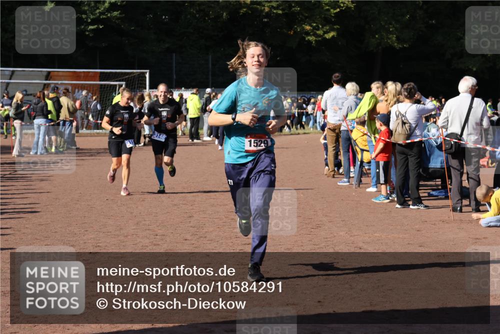 27.09.2026 - 35. Volkslauf durch das schöne Alstertal Strokosch-Dieckow http://msf.ph/oto/10584291 27.09.2026 11:39:11 Ziel 1529, 3148, 3159 meine-sportfotos.de