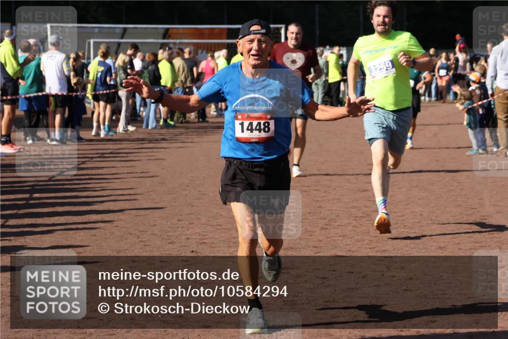 27.09.2026 - 35. Volkslauf durch das schöne Alstertal Strokosch-Dieckow http://msf.ph/oto/10584294 27.09.2026 11:36:47 Ziel 1448, 3258, 3259, 3332, 3963 meine-sportfotos.de