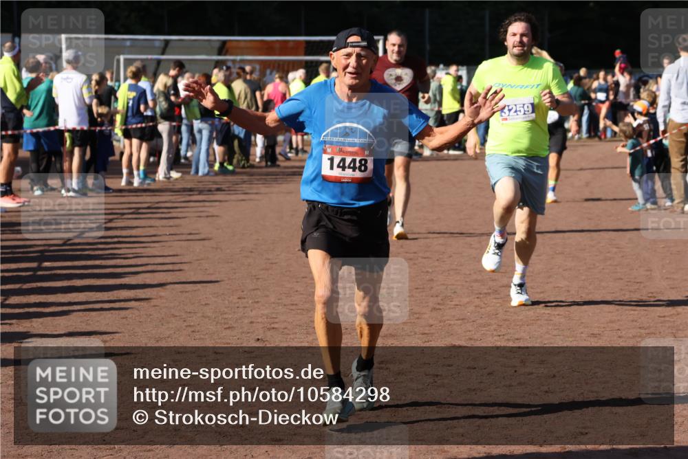 27.09.2026 - 35. Volkslauf durch das schöne Alstertal Strokosch-Dieckow http://msf.ph/oto/10584298 27.09.2026 11:36:47 Ziel 1448, 3258, 3259, 3332, 3963 meine-sportfotos.de