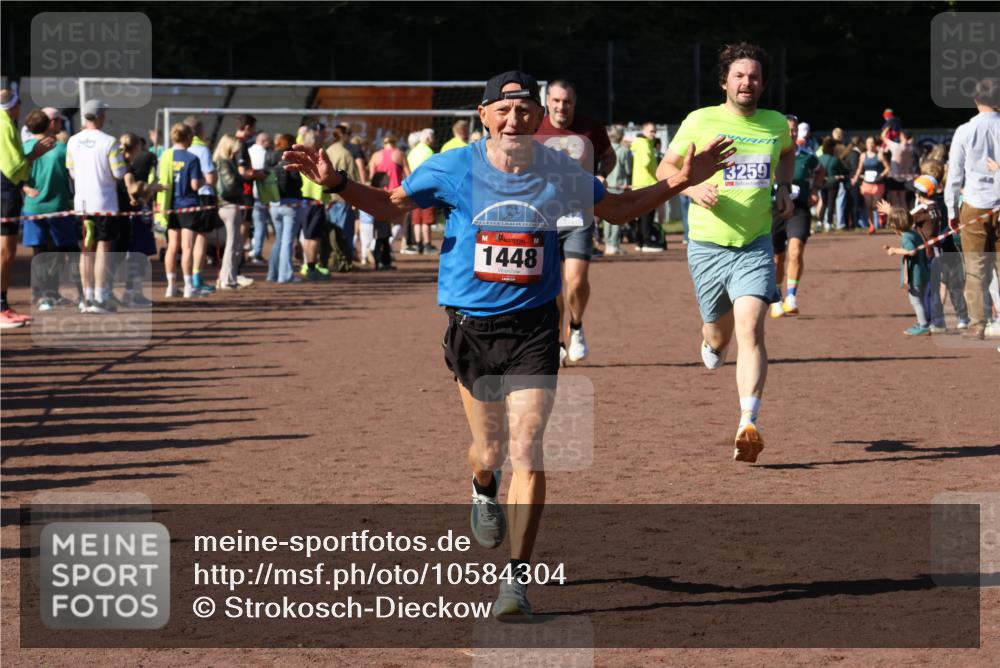 27.09.2026 - 35. Volkslauf durch das schöne Alstertal Strokosch-Dieckow http://msf.ph/oto/10584304 27.09.2026 11:36:46 Ziel 1448, 3258, 3259, 3332, 3963 meine-sportfotos.de
