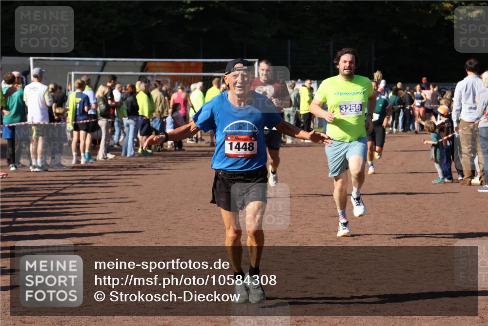 27.09.2026 - 35. Volkslauf durch das schöne Alstertal Strokosch-Dieckow http://msf.ph/oto/10584308 27.09.2026 11:36:46 Ziel 1448, 3258, 3259, 3332, 3963 meine-sportfotos.de