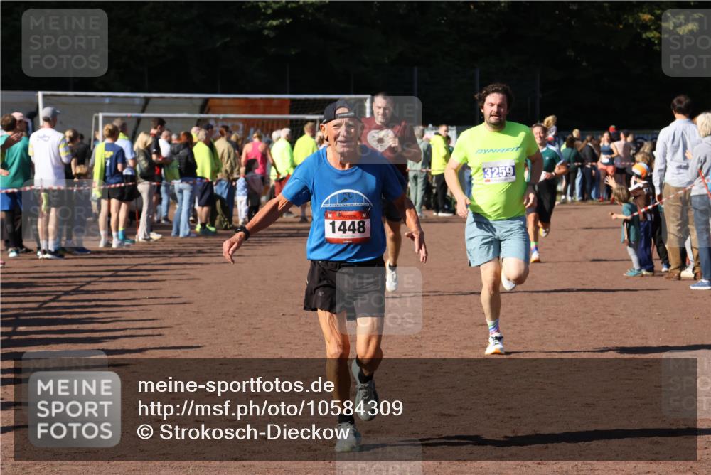 27.09.2026 - 35. Volkslauf durch das schöne Alstertal Strokosch-Dieckow http://msf.ph/oto/10584309 27.09.2026 11:36:46 Ziel 1448, 3258, 3259, 3332, 3963 meine-sportfotos.de