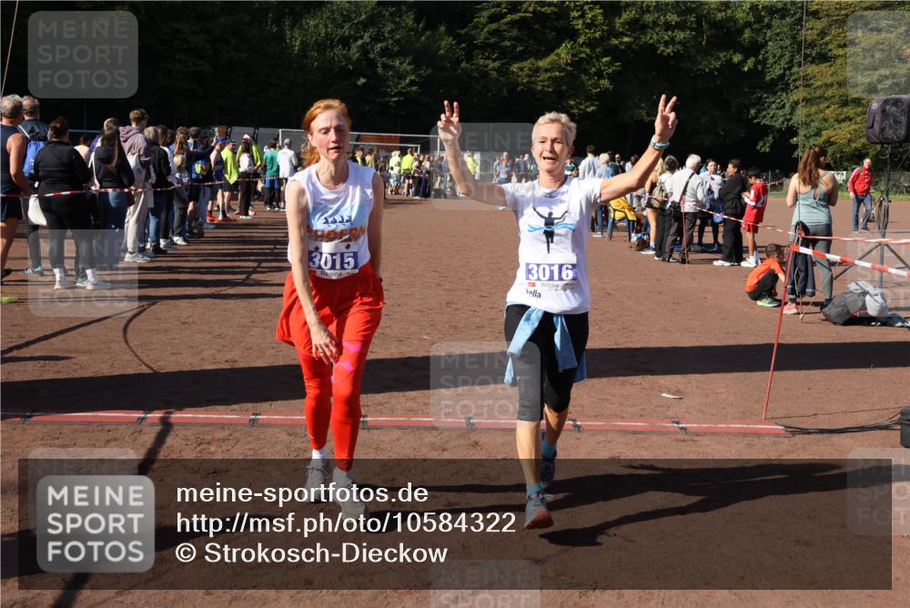 27.09.2026 - 35. Volkslauf durch das schöne Alstertal Strokosch-Dieckow http://msf.ph/oto/10584322 27.09.2026 11:36:39 Ziel 1448, 3015, 3016, 3421 meine-sportfotos.de