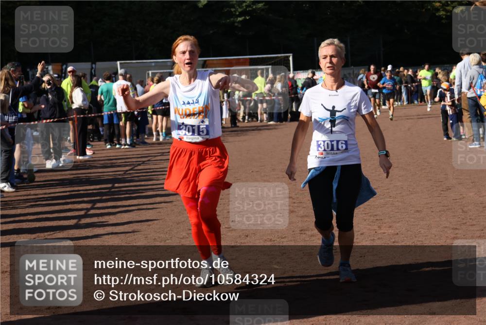 27.09.2026 - 35. Volkslauf durch das schöne Alstertal Strokosch-Dieckow http://msf.ph/oto/10584324 27.09.2026 11:36:37 Ziel 3015, 3016, 3421 meine-sportfotos.de