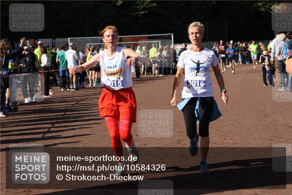 27.09.2026 - 35. Volkslauf durch das schöne Alstertal Strokosch-Dieckow http://msf.ph/oto/10584326 27.09.2026 11:36:37 Ziel 3015, 3016, 3421 meine-sportfotos.de