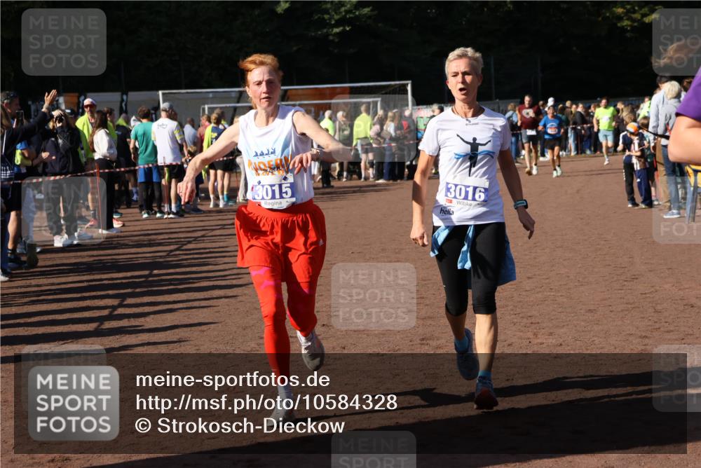 27.09.2026 - 35. Volkslauf durch das schöne Alstertal Strokosch-Dieckow http://msf.ph/oto/10584328 27.09.2026 11:36:37 Ziel 3015, 3016, 3421 meine-sportfotos.de