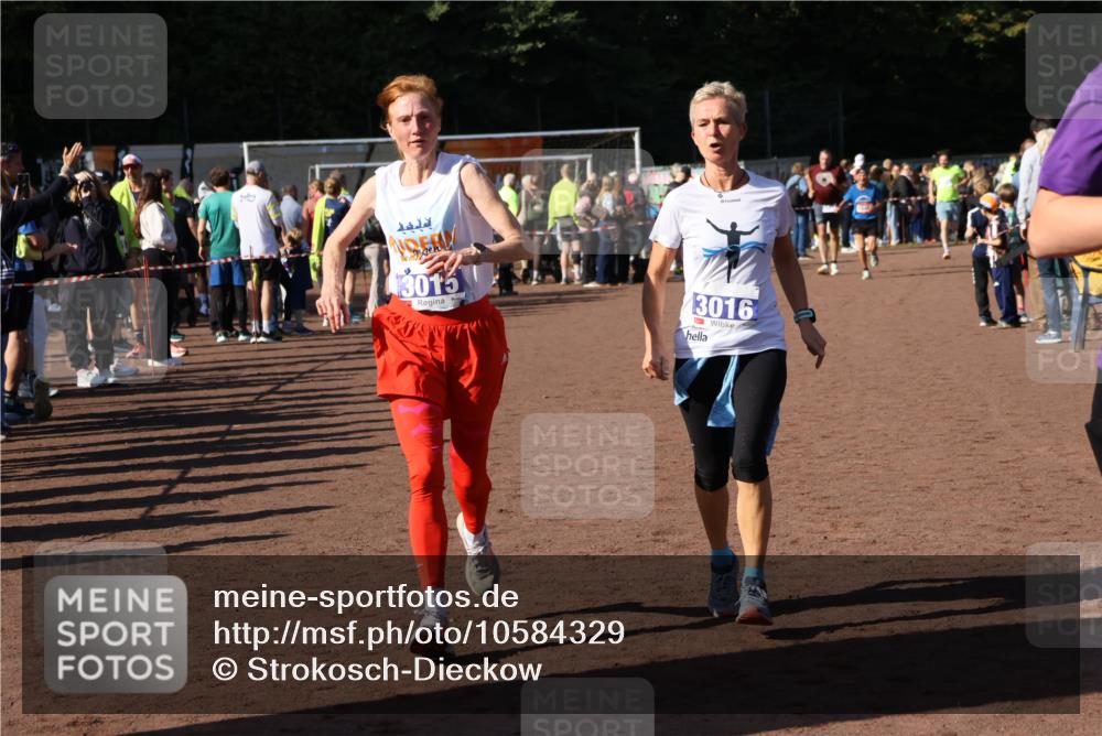 27.09.2026 - 35. Volkslauf durch das schöne Alstertal Strokosch-Dieckow http://msf.ph/oto/10584329 27.09.2026 11:36:37 Ziel 3015, 3016, 3421 meine-sportfotos.de