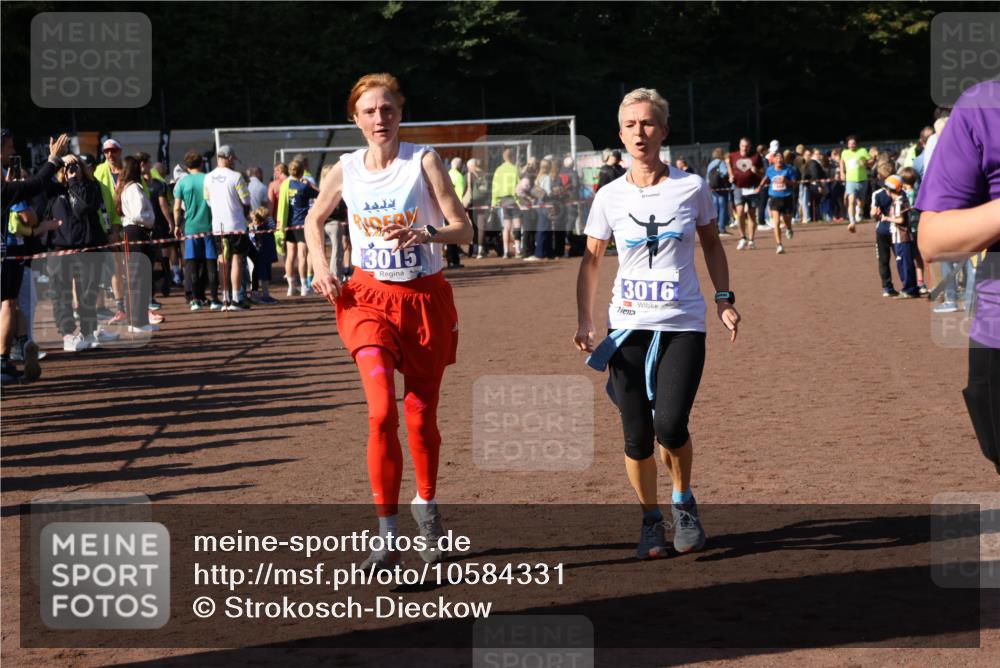 27.09.2026 - 35. Volkslauf durch das schöne Alstertal Strokosch-Dieckow http://msf.ph/oto/10584331 27.09.2026 11:36:37 Ziel 3015, 3016, 3421 meine-sportfotos.de