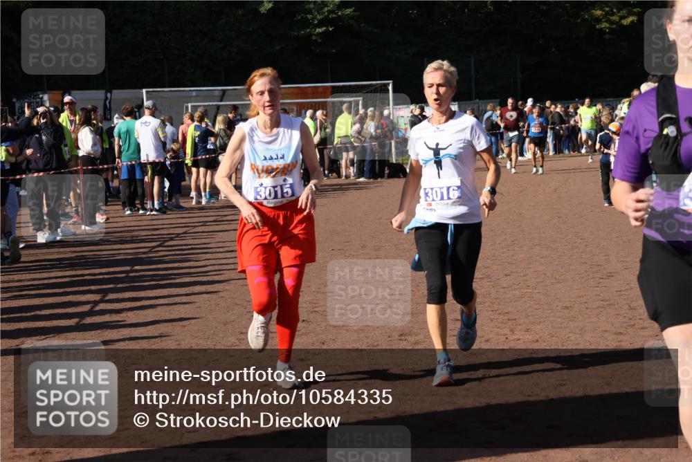 27.09.2026 - 35. Volkslauf durch das schöne Alstertal Strokosch-Dieckow http://msf.ph/oto/10584335 27.09.2026 11:36:37 Ziel 3015, 3016, 3421 meine-sportfotos.de
