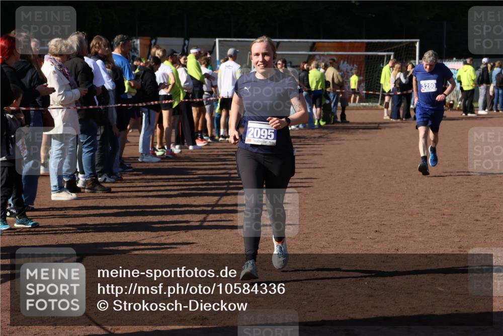 27.09.2026 - 35. Volkslauf durch das schöne Alstertal Strokosch-Dieckow http://msf.ph/oto/10584336 27.09.2026 11:38:42 Ziel 2095, 3280 meine-sportfotos.de